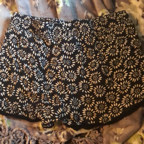 Stretchy shorts. Size S (3-5) - Picture 2 of 3